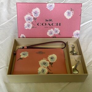 NWT COACH Boxed Corner Zip Wristlet Daisy Print